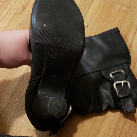 Black heeled boots - Picture 3 of 4